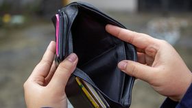 Paștele vine înaintea salariilor anul acesta. Mulți angajați fac haz de necaz în timp ce încearcă să cumpere cele necesare pentru masa de sărbătoare